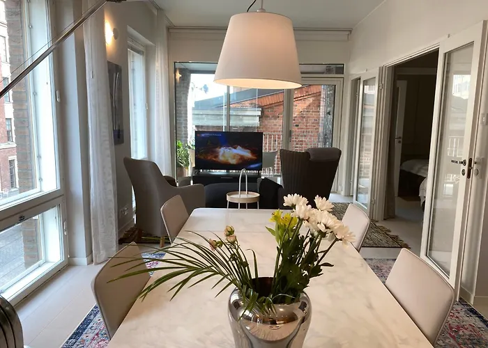 Luxury City Seafront Apartment With Balcony